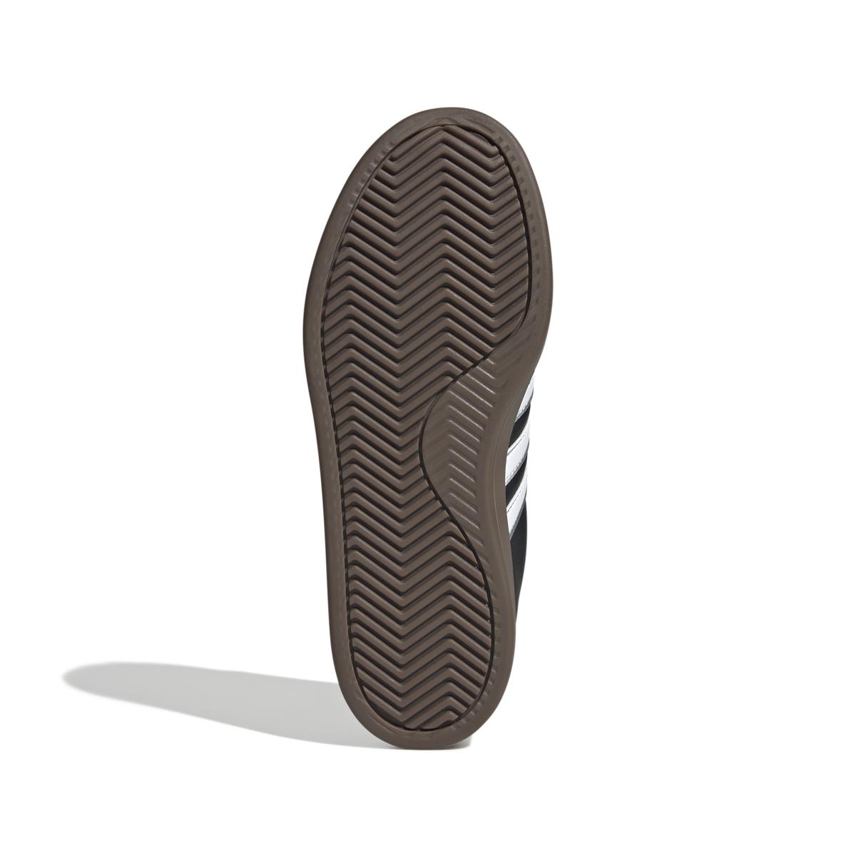 product/a/d/adidas_jh8677_4_footwear_photography_bottom_view_white-nw091625.jpg