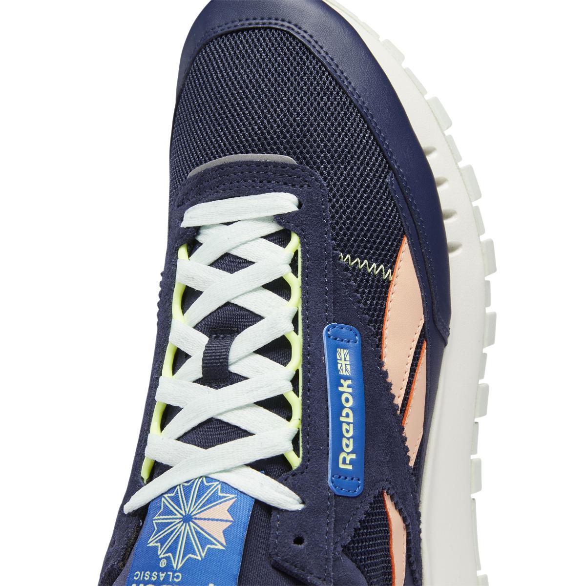 product/r/e/reebok-classics_fy7749_7_footwear_photography_detail_view_1_white_000.jpg