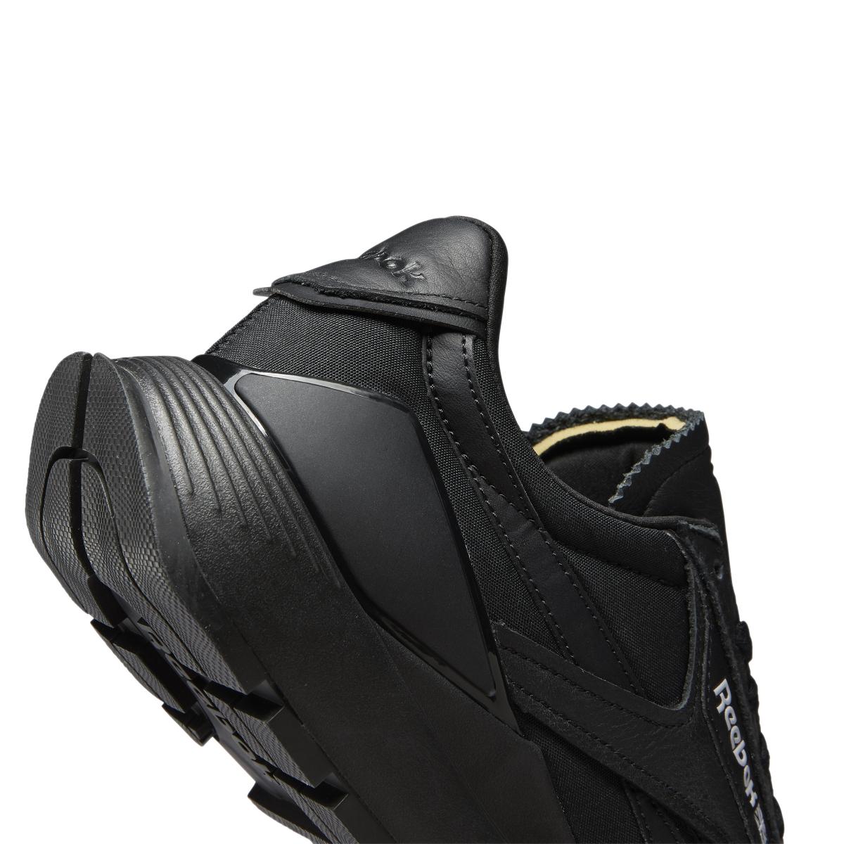 product/r/e/reebok-classics_h68650_8_footwear_photography_detail_view_2_white_000.jpg