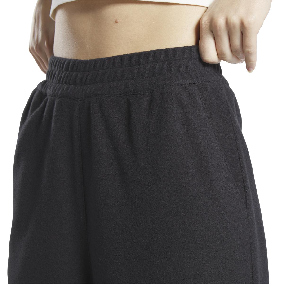 product/r/e/reebok_ht7838_6_apparel_on_model_detail_view_2_white.jpg