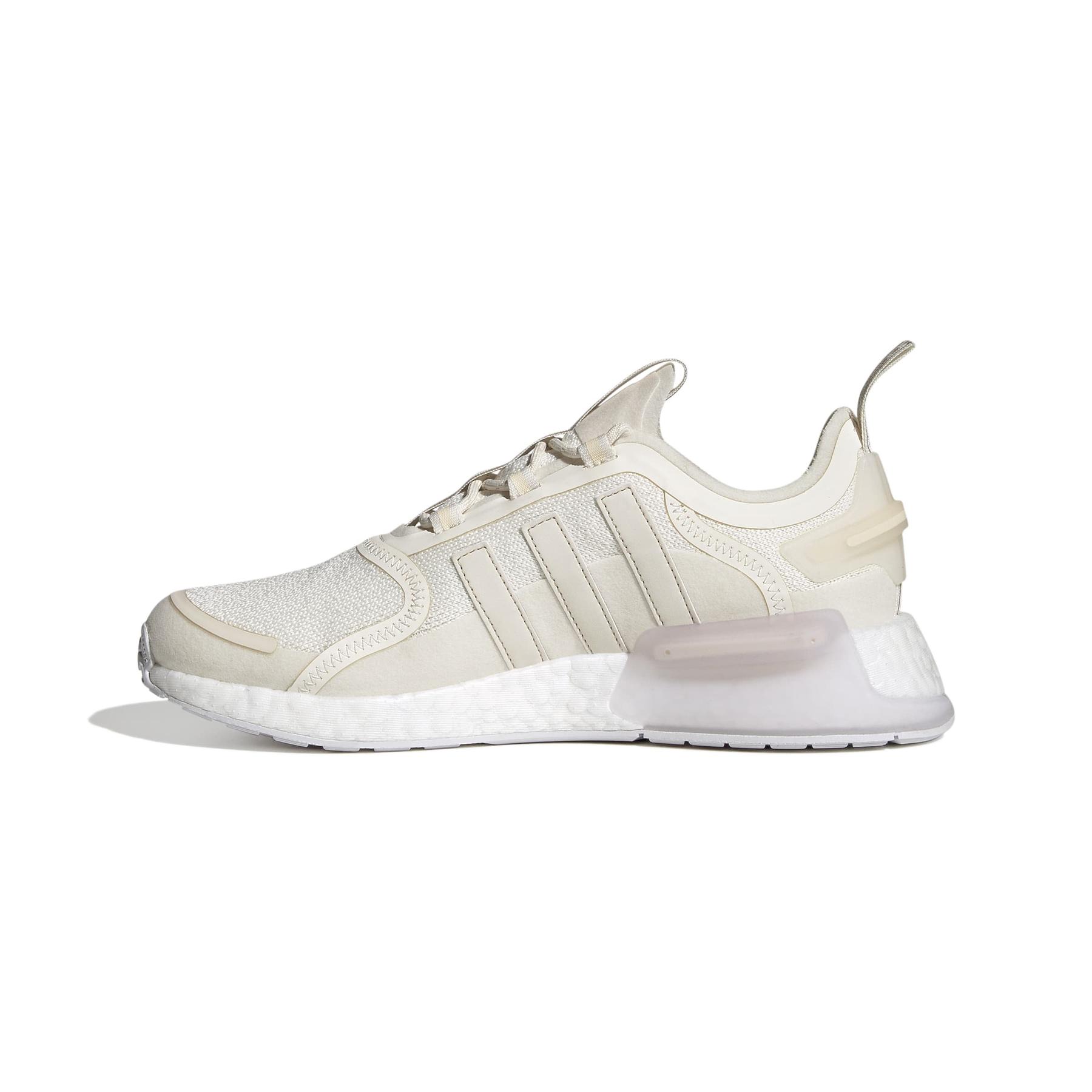 product/2/0/2025_08_adidas_gy6818_5_footwear_photography_side_medial_center_view_white.jpg