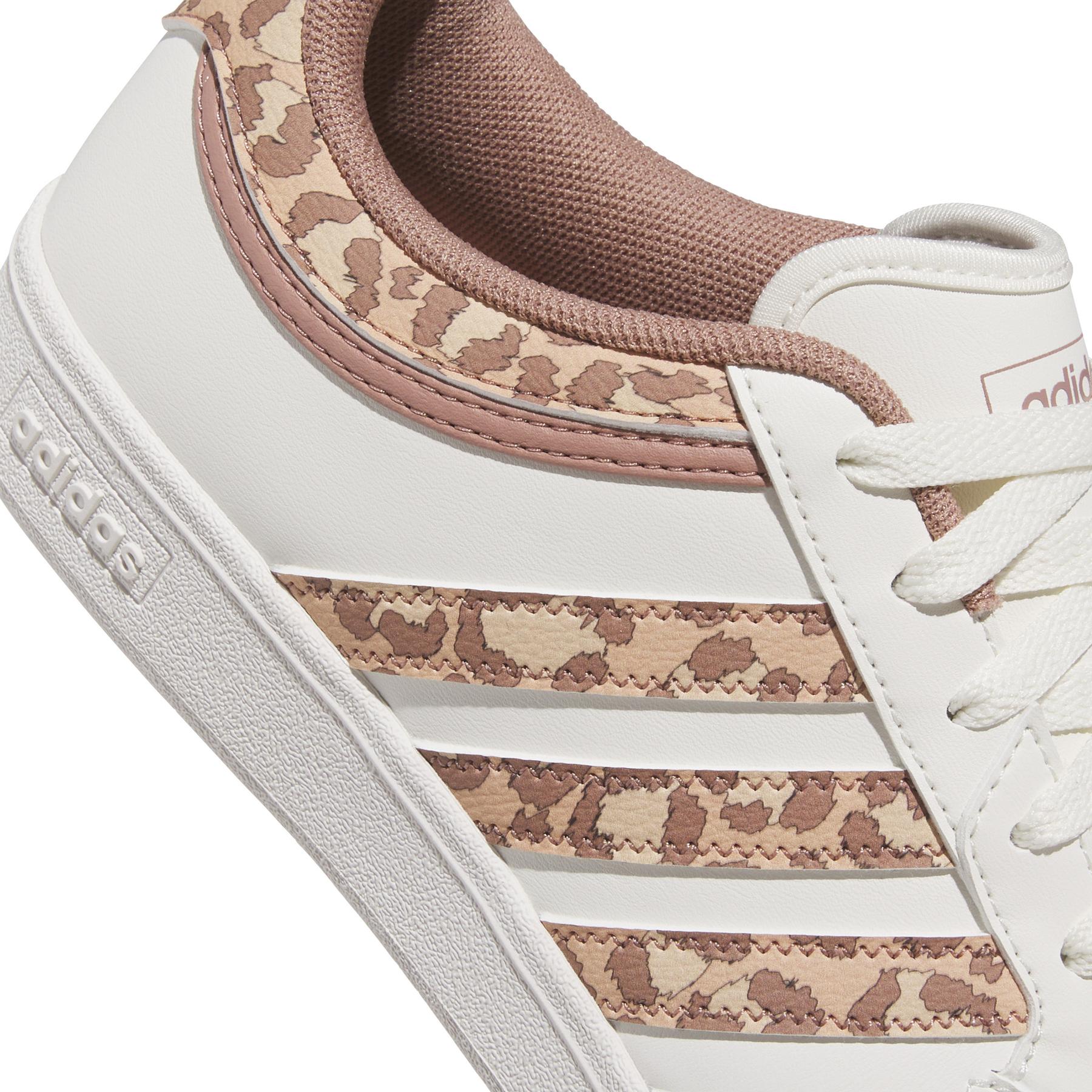 product/a/d/adidas_jq2785_8_footwear_photography_detail_view_1_white-nw091625.jpg