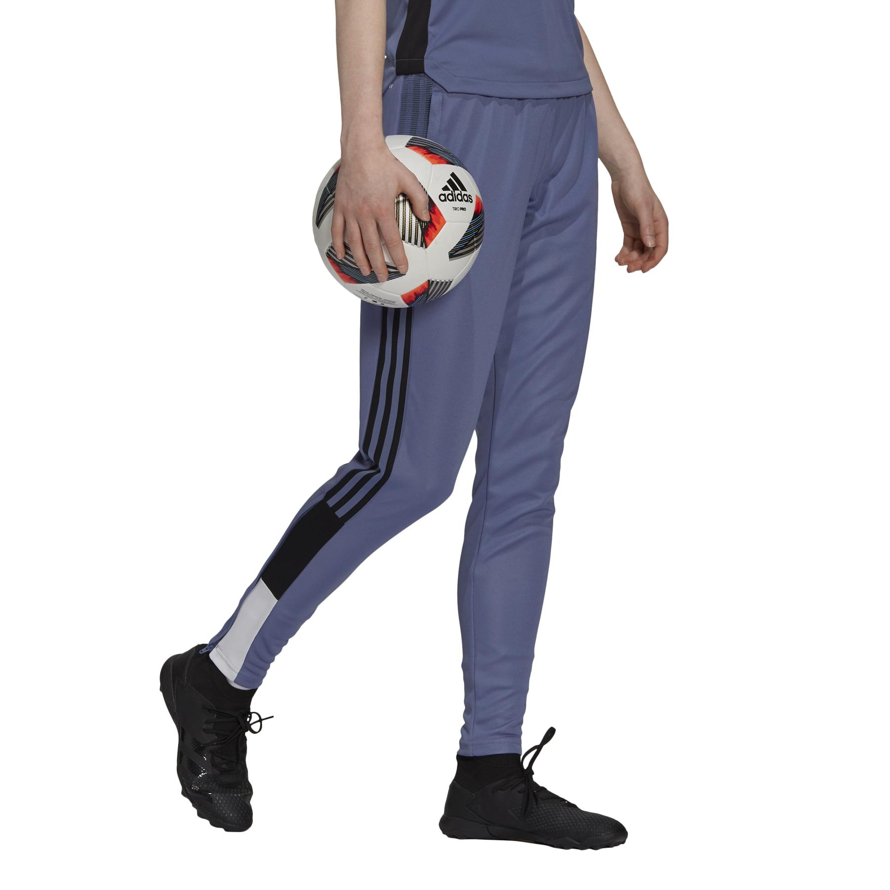 product/g/s/gs4713_app_on-model_walking_white.jpg