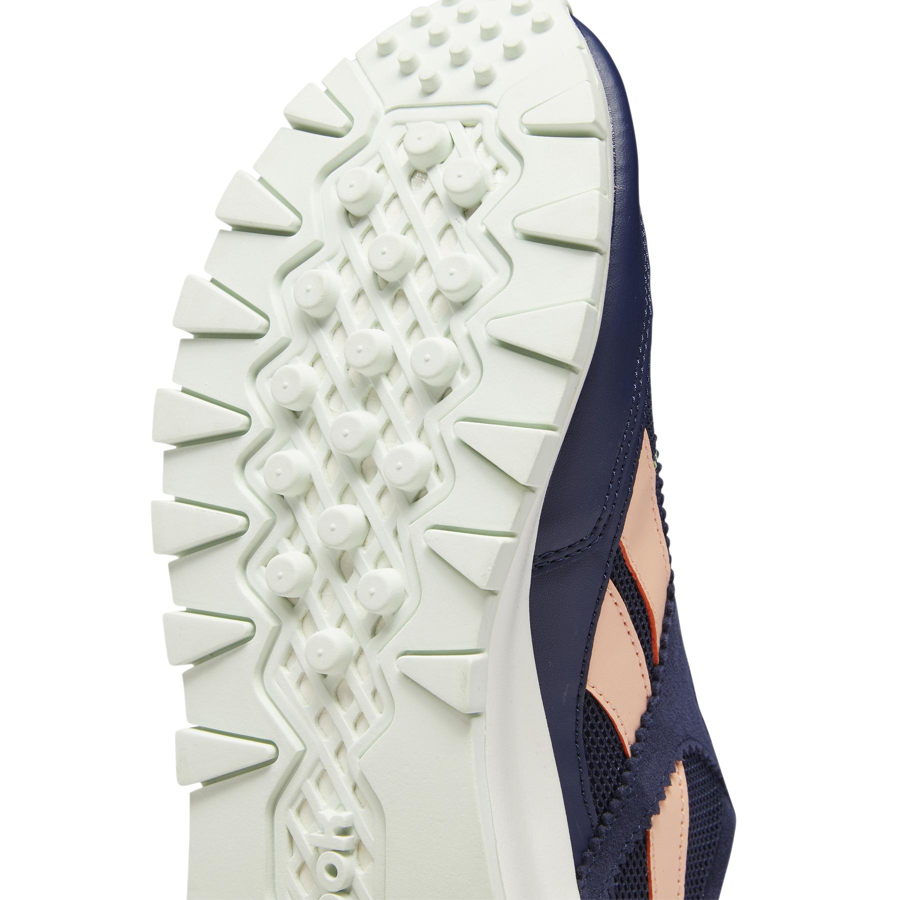 product/r/e/reebok-classics_fy7749_8_footwear_photography_detail_view_2_white_000.jpg