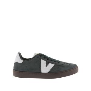 1126199-64-baskets-daim-victoria-berlin-botella